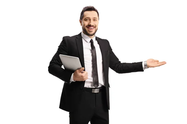 Lächelnder Geschäftsmann Mit Tablet Und Gestikulierender Begrüßung Mit Isolierter Hand — Stockfoto