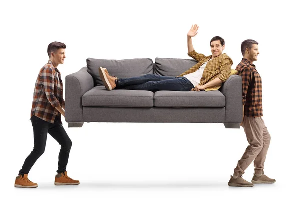 Lässiger Mann Sitzt Auf Sofa Und Winkt Während Zwei Männer — Stockfoto