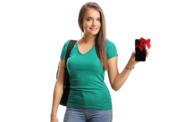 Jeune Femme Tenant Smartphone Avec Arc Rouge Isolé Sur Fond — Photo