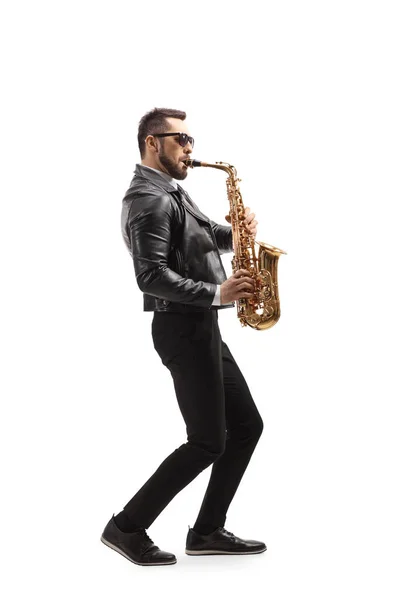 Полнометражный Снимок Человека Играющего Саксофонном Музыкальном Инструменте Белом Фоне — стоковое фото