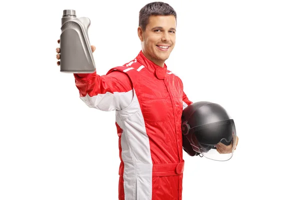 ヘルメットをかぶっているカーレーサーと白い背景に隔離されたモーターオイルのボトル — ストック写真