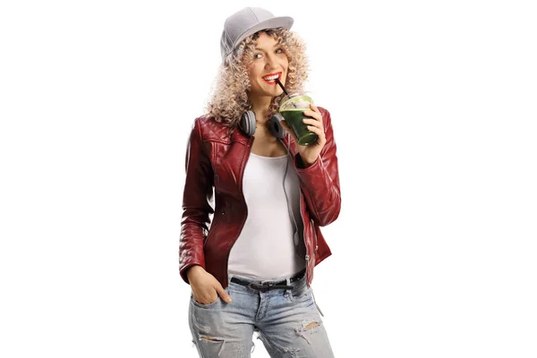 Trendige Junge Frau Trinkt Einen Grünen Smoothie Isoliert Auf Weißem — Stockfoto