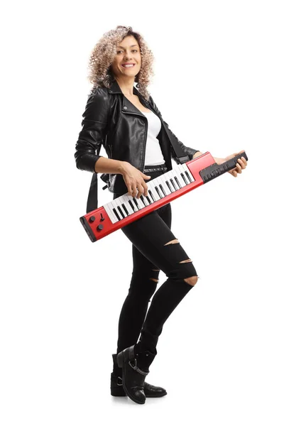 Retrato Cuerpo Entero Una Mujer Vestida Cuero Tocando Sintetizador Keytar — Foto de Stock