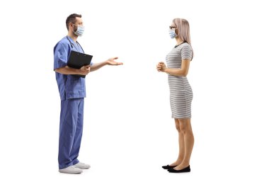 Genç bir kadın ve bir sağlık görevlisinin beyaz arka planda yüz maskeleri takıp konuştuklarını gösteren uzun bir profil fotoğrafı.