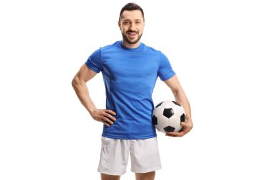 Mavi formalı futbolcu elinde beyaz arka planda izole edilmiş bir futbol topu tutuyor.