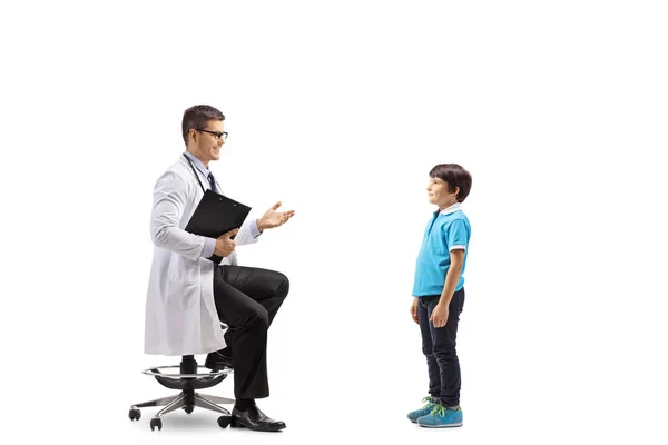 Mężczyzna Lekarz Siedzi Krześle Rozmawia Dziecko Odizolowane Białym Tle — Zdjęcie stockowe
