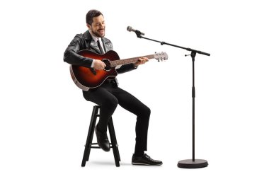 Beyaz arka planda izole edilmiş akustik gitar çalan bir adam.