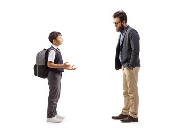 Sırt çantalı bir çocuğun beyaz arka planda sakallı bir adamla konuşurken tam boy profil fotoğrafı.