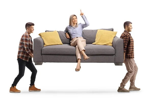 Zwei Jungs Tragen Ein Sofa Mit Einer Frau Die Isoliert — Stockfoto