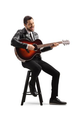Beyaz arkaplanda izole edilmiş akustik gitar çalan müzisyen