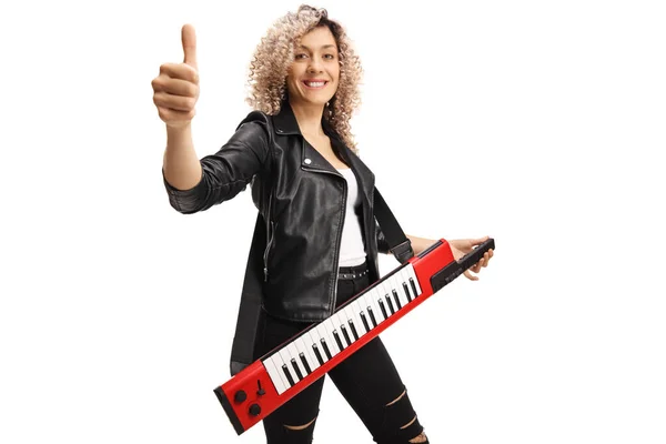 Mujer Con Sintetizador Keytar Rojo Mostrando Signo Pulgar Hacia Arriba — Foto de Stock