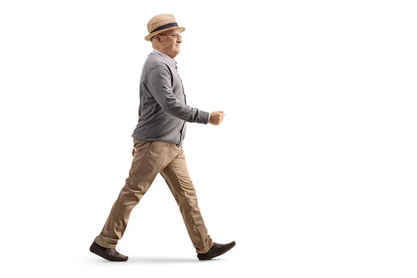 白い背景に孤立した歩行高齢者のフル長プロファイルショット — ストック写真