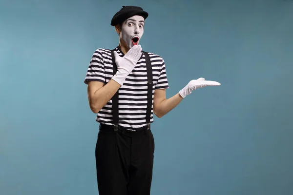 Homme Effectuant Pantomime Isolé Sur Fond Bleu — Photo