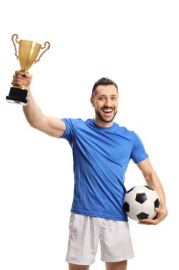 Top tutan bir futbolcu ve beyaz arka planda izole edilmiş altın bir kupa.