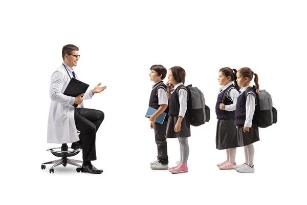 Médico Pediatra Sexo Masculino Sentado Conversando Com Grupo Escolares Isolados — Fotografia de Stock