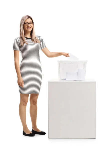 Full Length Portret Van Een Jonge Vrouw Stemmen Bij Verkiezingen — Stockfoto