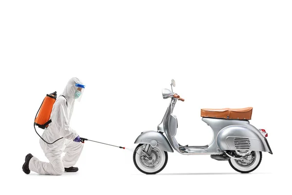 Specialista Una Tuta Hazmat Spruzzare Disinfettante Una Moto Scooter Isolato — Foto Stock