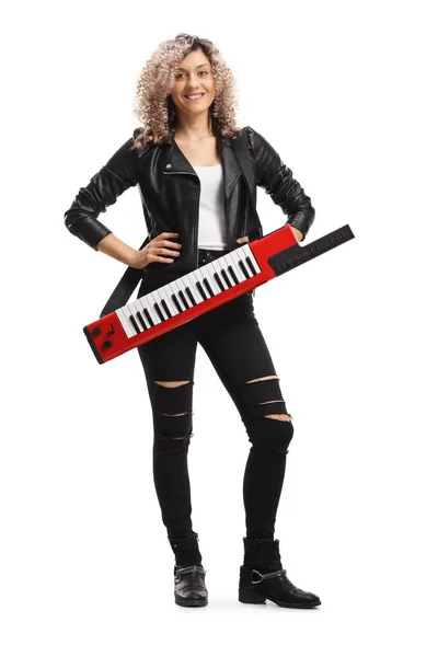 Ritratto Integrale Una Musicista Donna Con Sintetizzatore Keytar Isolato Sfondo — Foto Stock