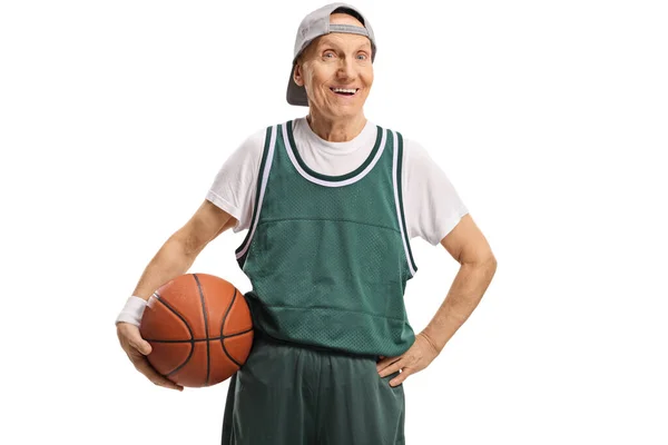 身穿绿色球衣的老人拿着一个被白色背景隔离的篮球 — 图库照片