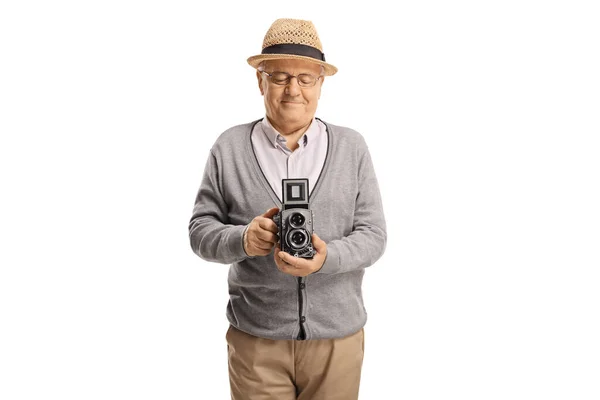 Ηλικιωμένος Άνθρωπος Καταγραφή Ένα Vintage Κάμερα Εγγραφής Απομονώνονται Λευκό Φόντο — Φωτογραφία Αρχείου