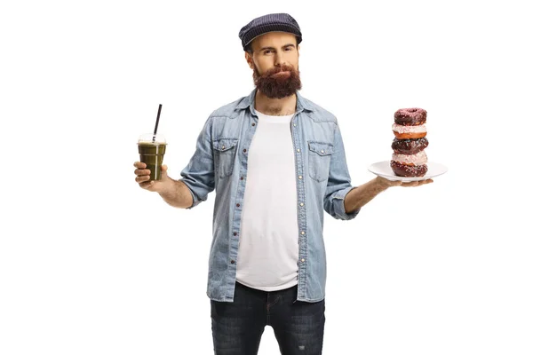 Skäggig Man Som Håller Grön Smoothie Och Tallrik Chokladmunkar Hälsosam — Stockfoto