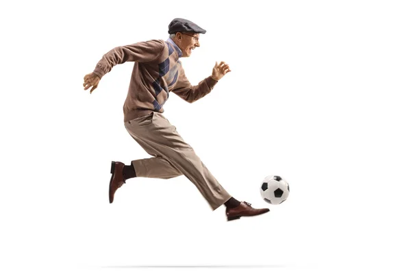 アクティブな高齢者の男は白い背景に隔離されたサッカーをプレイ — ストック写真
