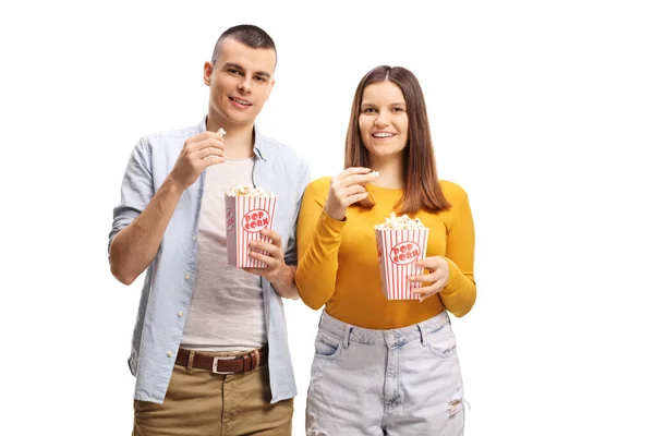 Glada Ungdomar Äter Popcorn Isolerad Vit Bakgrund — Stockfoto