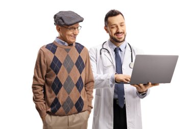 Doktor, beyaz arka planda yaşayan yaşlı bir erkek hastaya dizüstü bilgisayar gösteriyor.