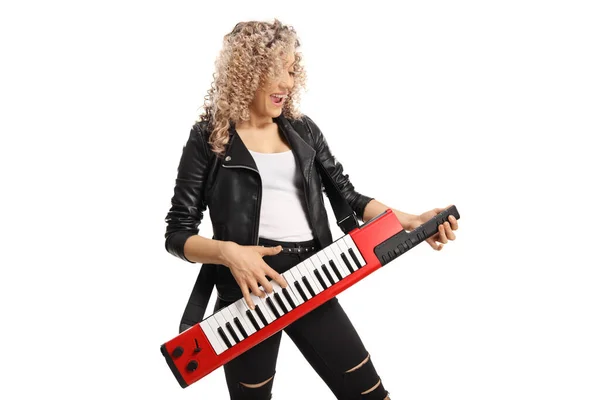 Mujer Tocando Sintetizador Keytar Rojo Aislado Sobre Fondo Blanco — Foto de Stock