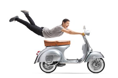 Beyaz arka planda izole edilmiş eski bir scooter kullanan genç bir adam.