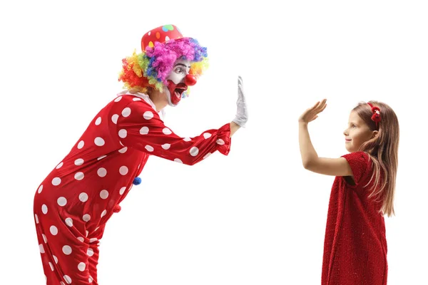 Clown Macht High Five Geste Mit Einem Mädchen Auf Weißem — Stockfoto
