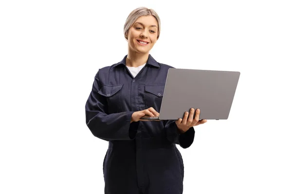 Kvinnlig Arbetare Uniform Som Håller Bärbar Dator Isolerad Vit Bakgrund — Stockfoto