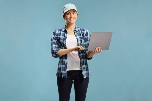 Zwykła Młoda Kobieta Trzymająca Laptopa Niebieskim Tle — Zdjęcie stockowe