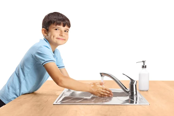 Niño Lavándose Las Manos Lavabo Sonriendo Cámara Aislada Sobre Fondo —  Fotos de Stock