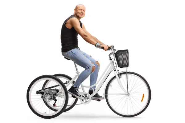 Łysy Hipster Człowiek Jazda Rowerze Trójkołowym Patrząc Aparat Odizolowany Białym — Zdjęcie stockowe