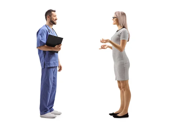 Full Length Profile Shot Young Woman Talking Male Healthcare Worker — Stock Photo, Image