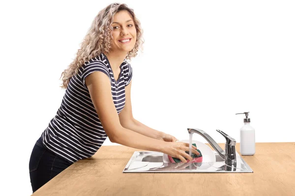 Mujer Joven Sonriente Lavando Plato Fregadero Acero Inoxidable Aislado Sobre — Foto de Stock