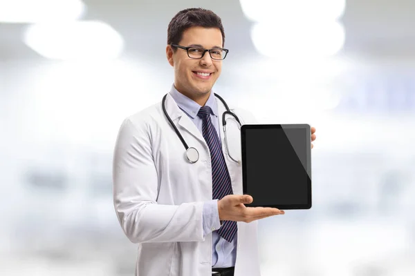 Joven Médico Varón Mostrando Una Tableta Digital — Foto de Stock