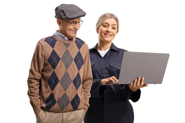 Vrouwelijke Monteur Toont Een Laptop Computer Aan Een Oudere Man — Stockfoto