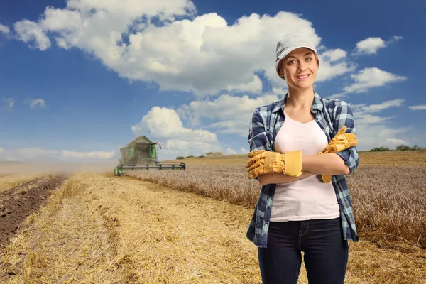 Female Worker Wheat Field Combine Harvester Back — Stock Photo, Image