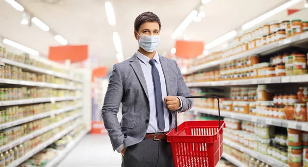 Молодой Человек Формальной Одежде Покупает Супермаркете Носит Защитную Маску Лица — стоковое фото