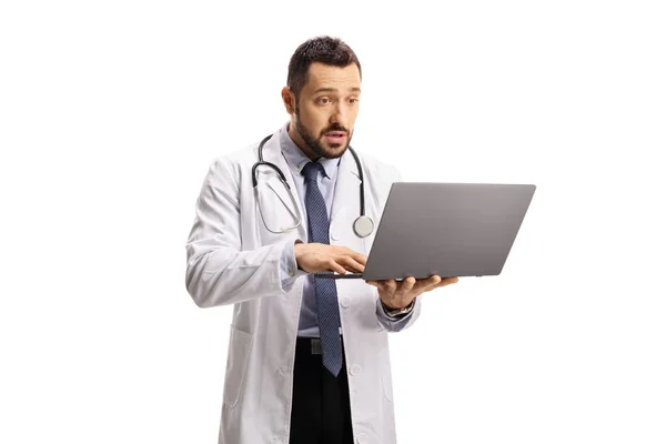 Megdöbbent Férfi Orvos Néz Egy Laptop Számítógép Elszigetelt Fehér Háttér — Stock Fotó
