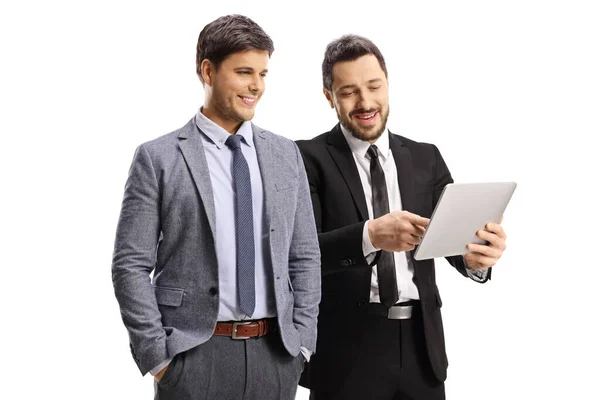 Dos Hombres Profesionales Mirando Dispositivo Tableta Digital Aislado Sobre Fondo —  Fotos de Stock