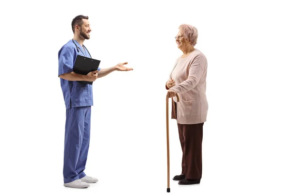 Foto Perfil Completo Médico Varón Con Uniforme Azul Hablando Con — Foto de Stock