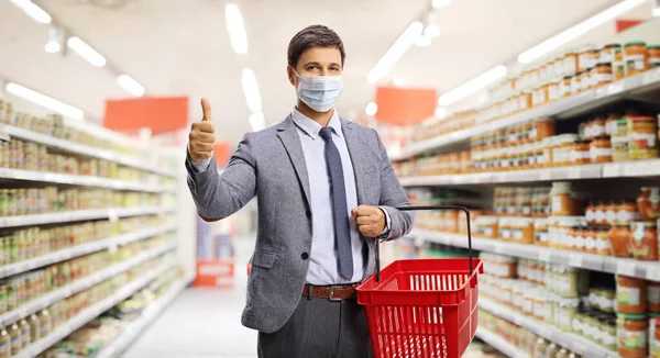 Man Formella Kläder Med Korg Shopping Stormarknad Visar Tummen Upp — Stockfoto