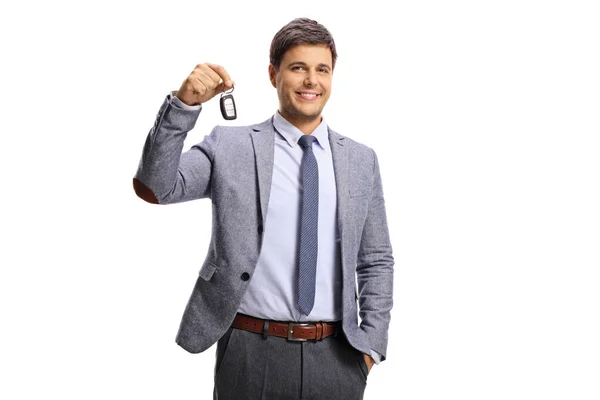 白い背景に隔離された車のキーを保持している正式な服の男 — ストック写真