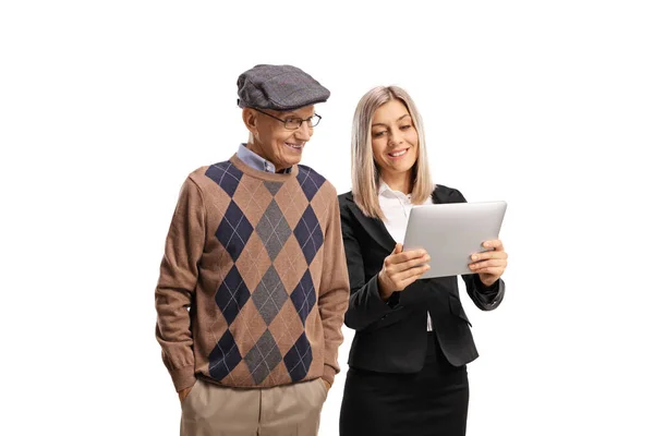 Verkoopster Presenteert Een Digitale Tablet Aan Een Oudere Mannelijke Klant — Stockfoto