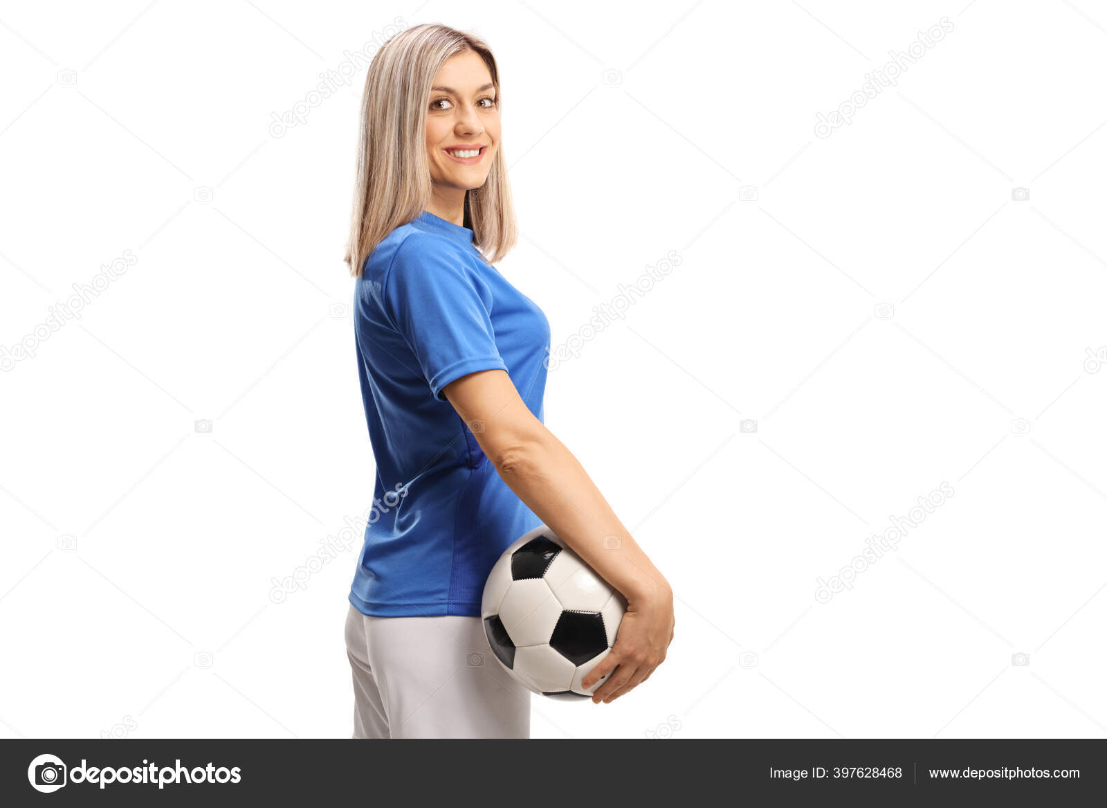 Jogador de futebol forte com bola de futebol e sorrindo em fundo branco  isolado