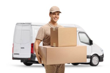 Beyaz arka planda izole edilmiş kutular taşıyan minibüslü bir teslimatçı.