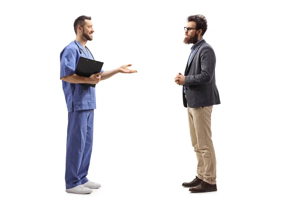医生用手解释和摆姿势 站在一个有着白种人背景的大胡子男人旁边的全景照片 — 图库照片
